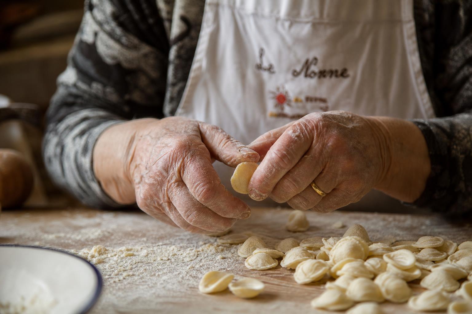 Le mani della nonna che impasta le orecchiette